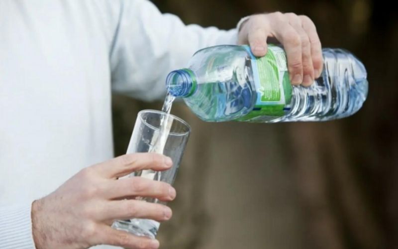 Nước lọc đóng chai mang lại sự tiện lợi nhưng cần chọn nguồn uy tín